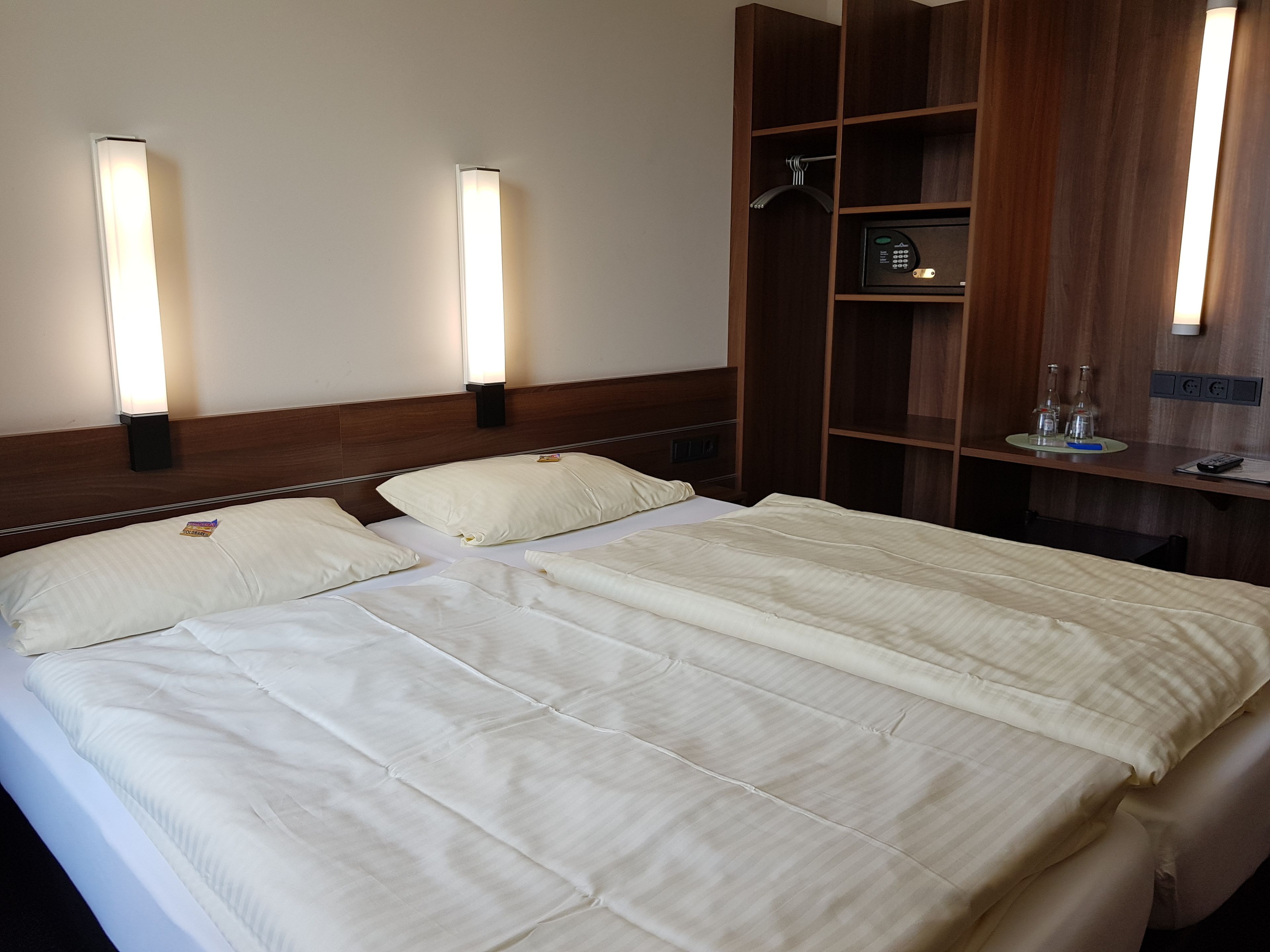double room | in-room safe, desk, soundproofing, free wifi