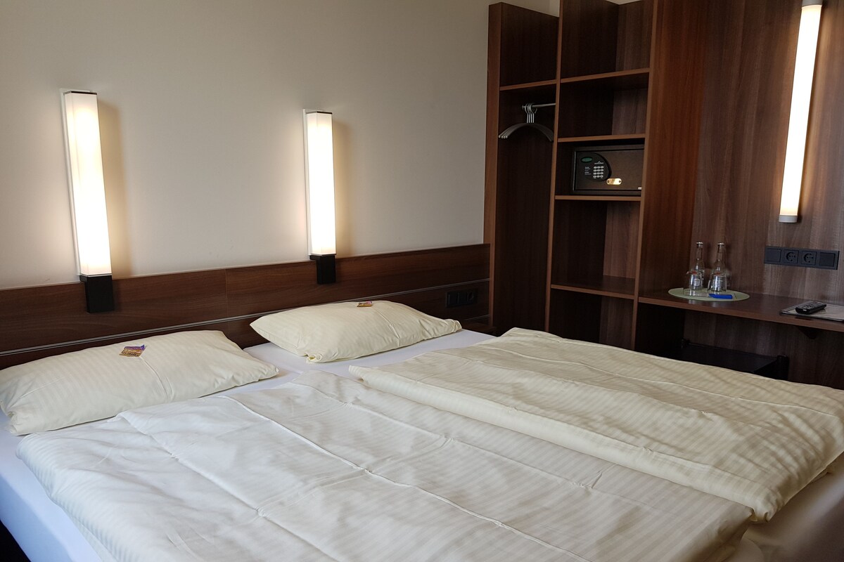 Cofres nos quartos, escrivaninha, quartos à prova de som