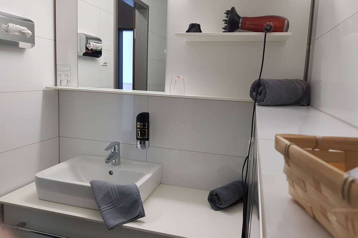 single room | bathroom | shower, free toiletries, hair dryer, towels