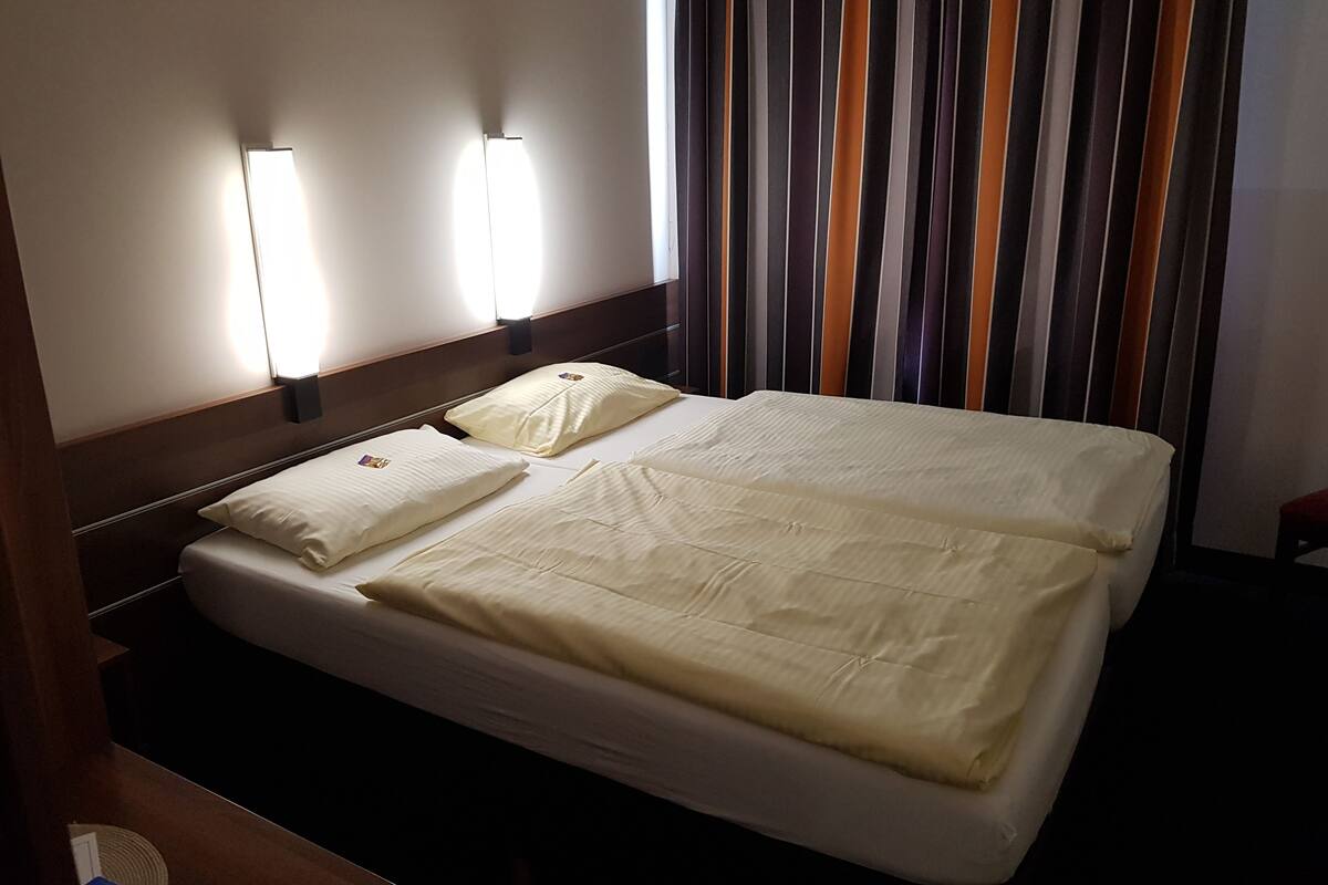 double room | in-room safe, desk, soundproofing, free wifi