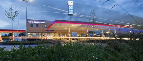 Fassade der Unterkunft – Abend/Nacht