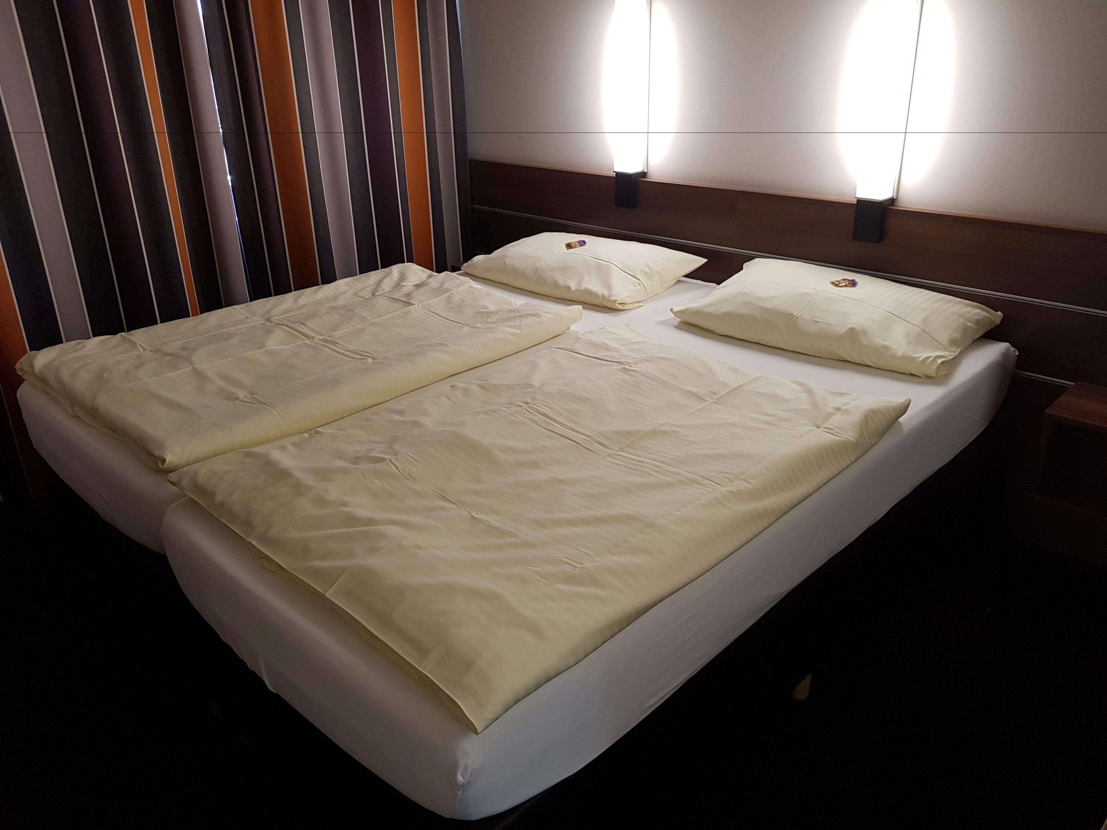 double room | in-room safe, desk, soundproofing, free wifi