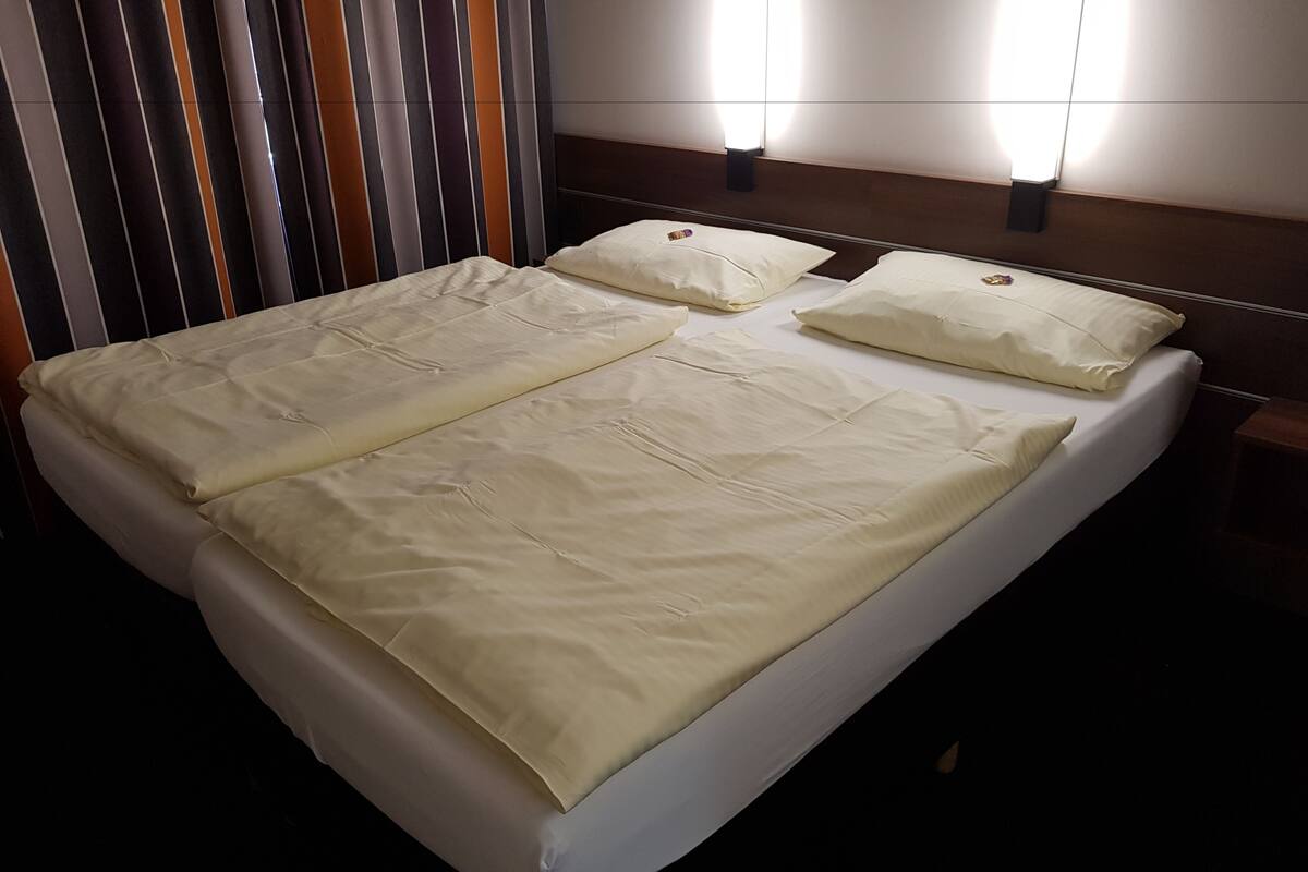 double room | in-room safe, desk, soundproofing, free wifi