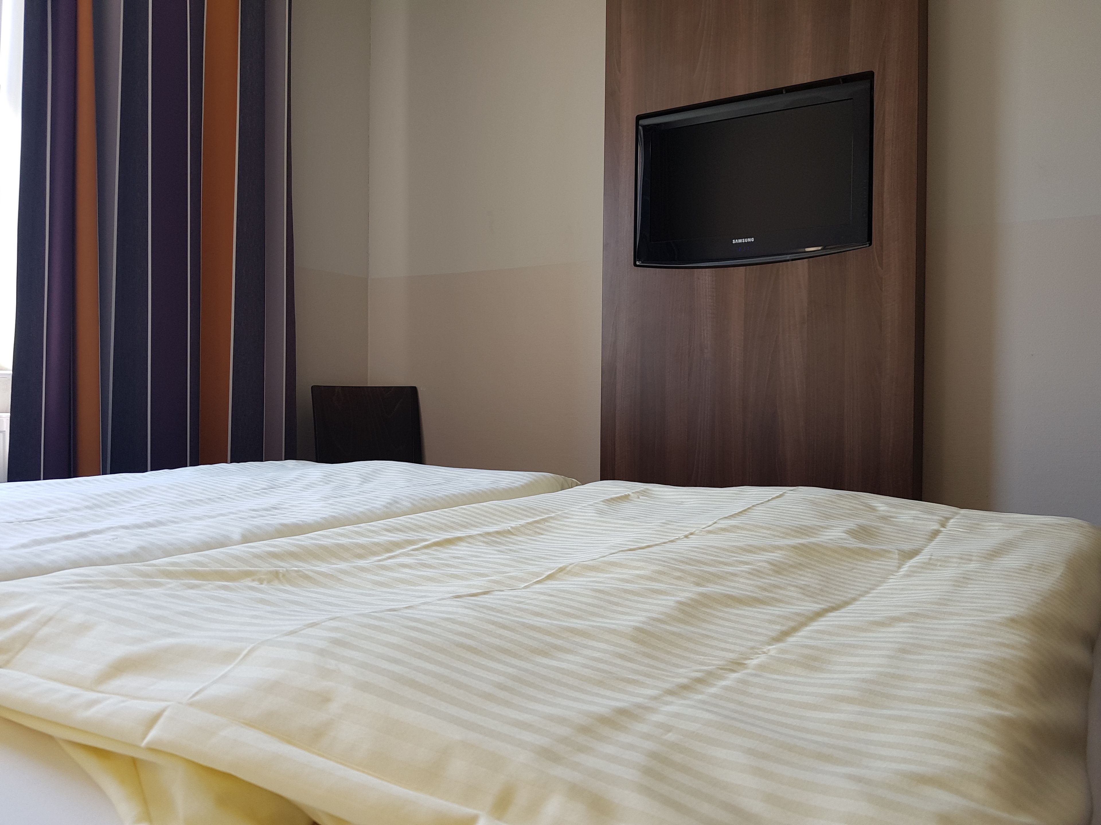 double room | in-room safe, desk, soundproofing, free wifi