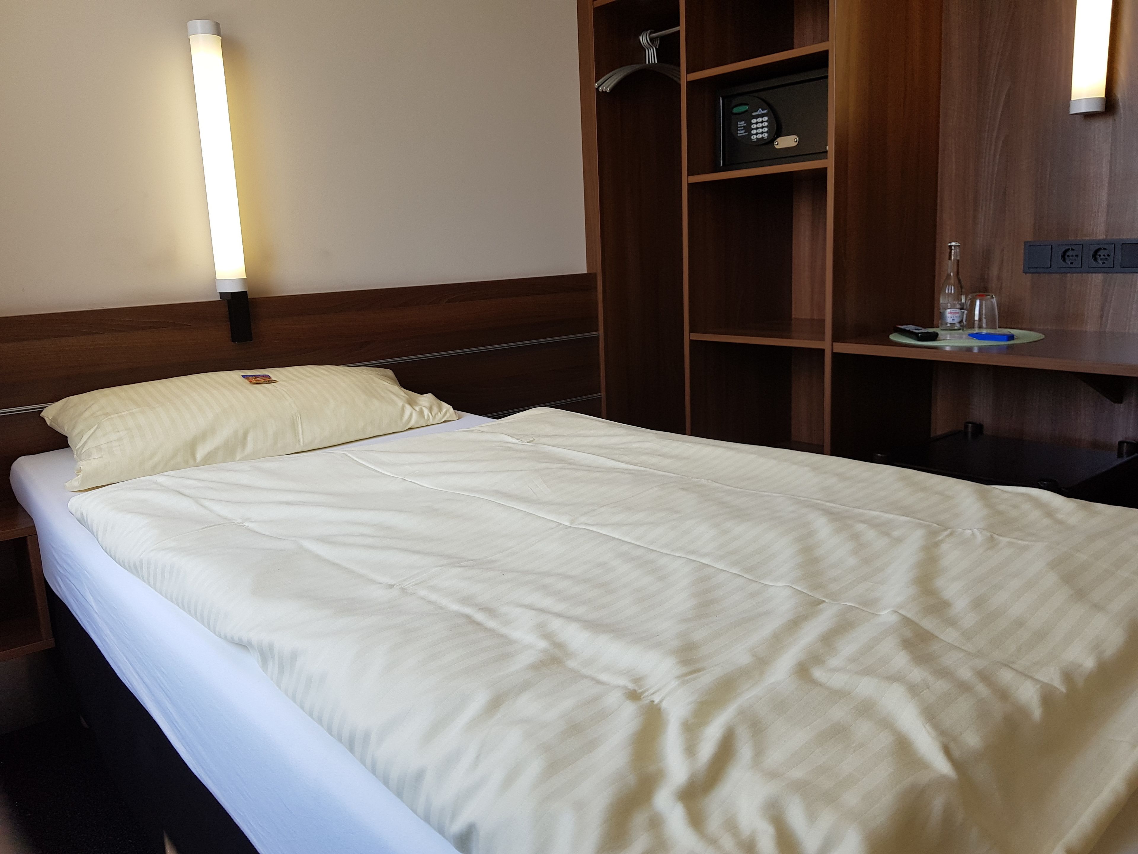 single room | in-room safe, desk, soundproofing, free wifi