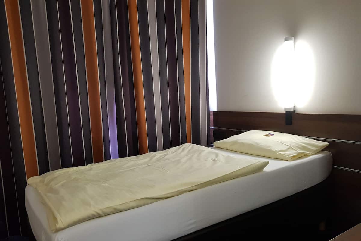 Single Room | In-room safe, desk, soundproofing, WiFi (free)