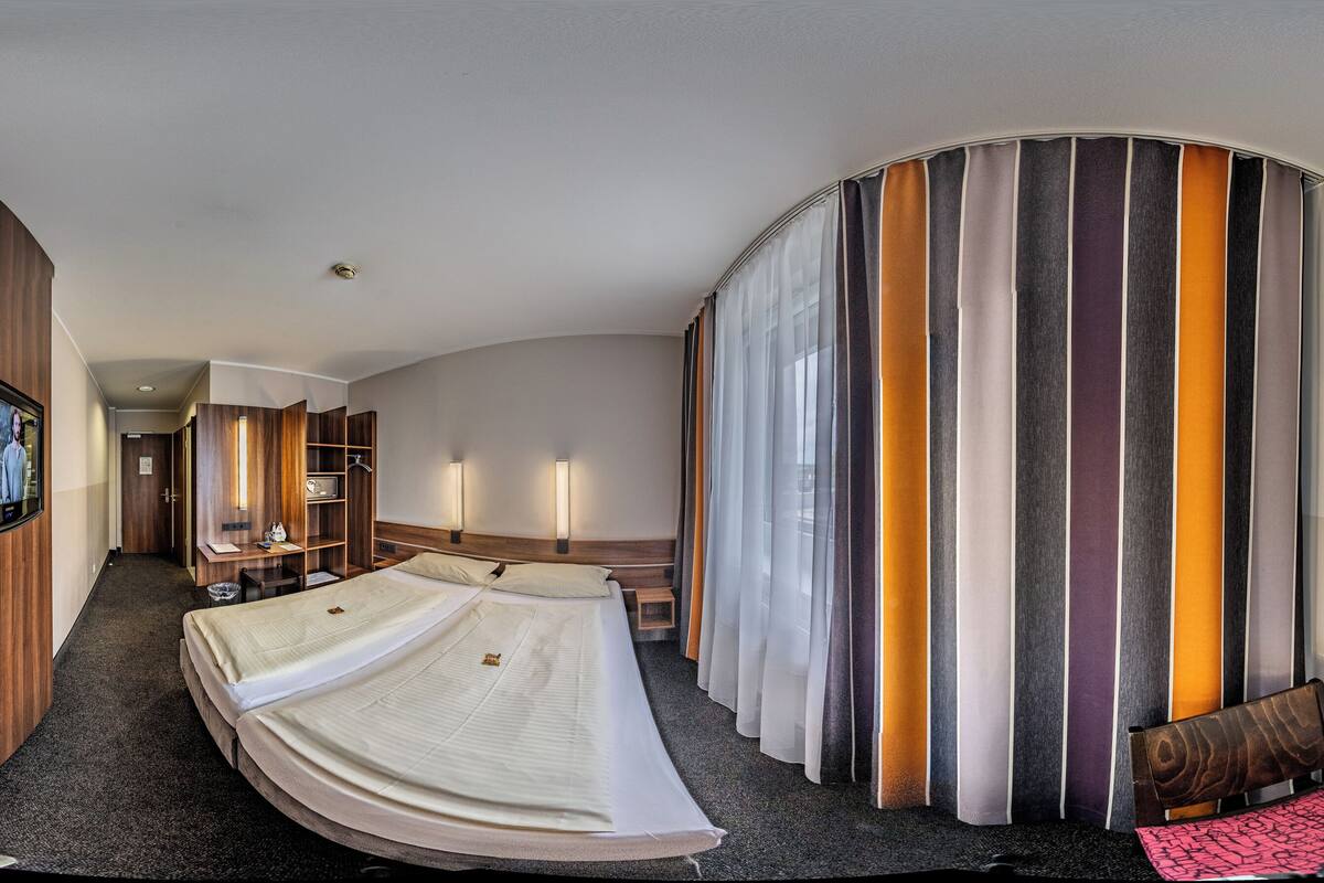 double room | in-room safe, desk, soundproofing, free wifi