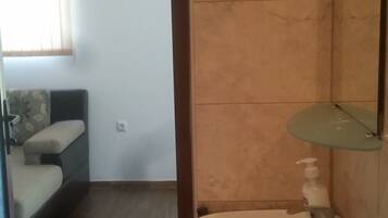 Bureau, fer et planche à repasser, Internet gratuit par câble