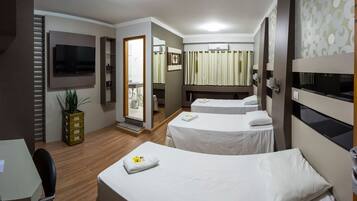 Quarto triplo | Escrivaninha, cortinas blackout, ferros/tábuas de passar roupa