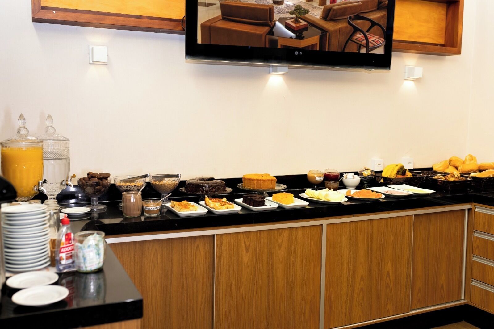 Café da manhã com buffet grátis durante a semana