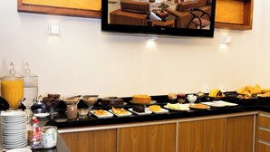 Free buffet breakfast on weekdays  - GoldMen Business Hotel Cianorte (Cianorte)