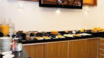 Café da manhã com buffet grátis durante a semana