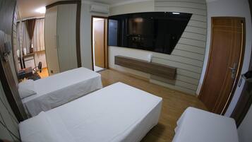 Quarto triplo | Escrivaninha, cortinas blackout, ferros/tábuas de passar roupa