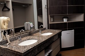Bàn, màn/rèm cản sáng, bàn ủi/dụng cụ ủi quần áo 