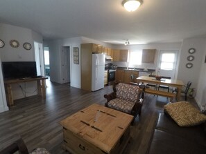 Classic Cottage, 3 Bedrooms, Ocean View, Courtyard Area | In-room dining - Wood Duck Cottage (Cavendish)