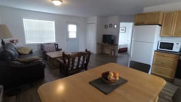 Classic Cottage, 3 Bedrooms, Ocean View, Courtyard Area | Living area | Flat-screen TV