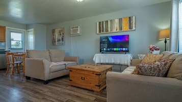 Classic Cottage, 3 Bedrooms, Ocean View, Courtyard Area | Living area | Flat-screen TV