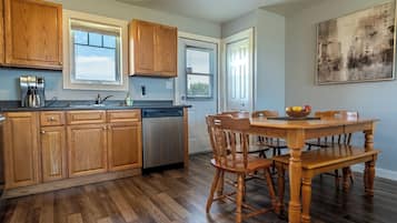Classic Cottage, 3 Bedrooms, Ocean View, Courtyard Area | In-room dining