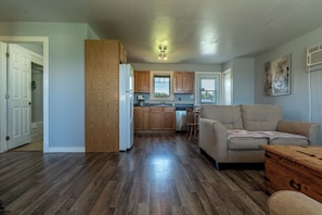 Classic Cottage, 3 Bedrooms, Ocean View, Courtyard Area | Living area | Flat-screen TV
