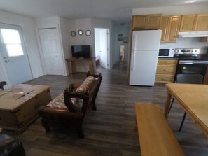 Cottage phong cách cổ điển, 3 phòng ngủ, quang cảnh biển, khu vực sân vườn | Khu phòng khách | TV màn hình phẳng