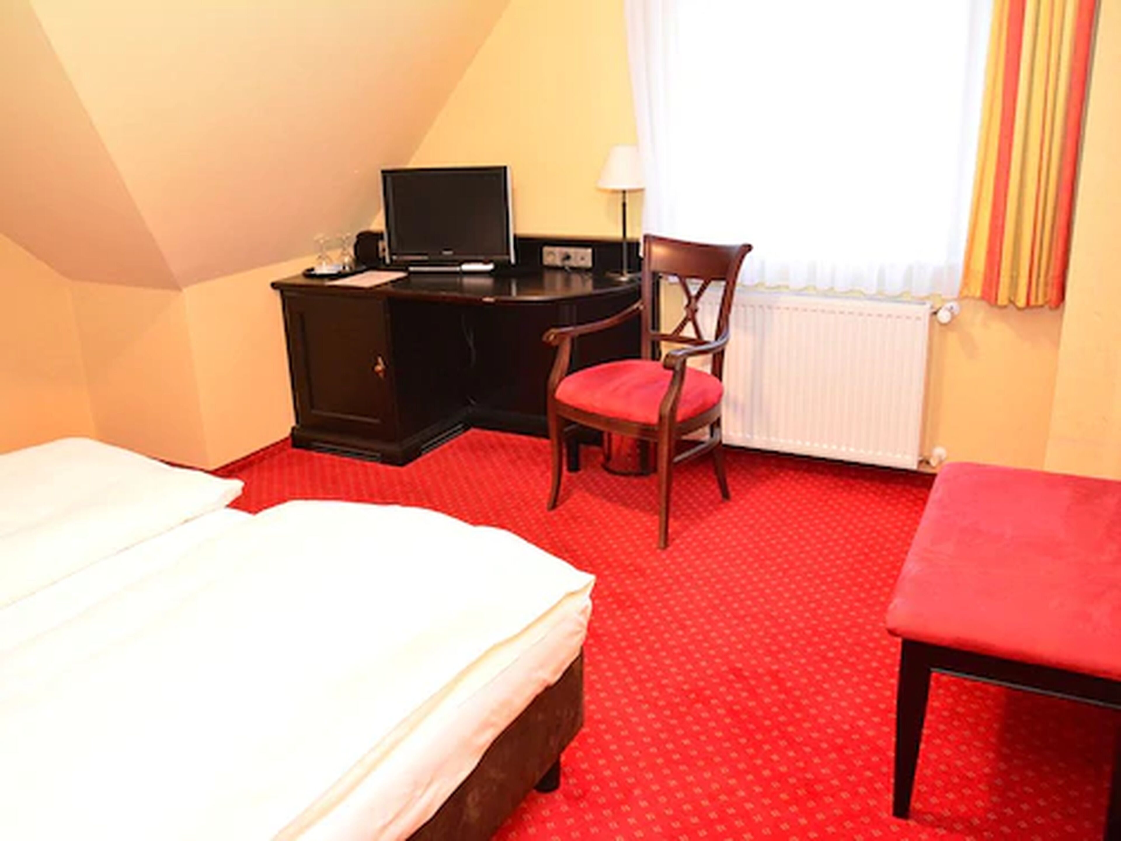 2 bedrooms, hypo-allergenic bedding, soundproofing, iron/ironing board