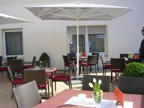 供应早餐、  午餐和晚餐，地中海菜