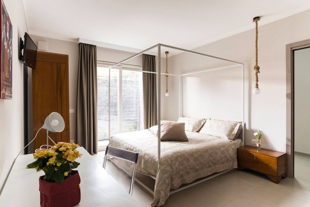 Cortinas opacas, camas supletorias, wifi gratis y ropa de cama