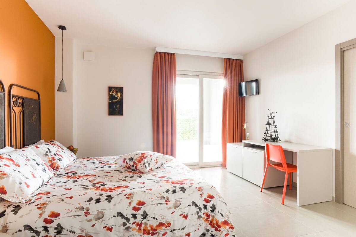 Cortinas opacas, camas supletorias, wifi gratis y ropa de cama