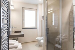 Douche, peignoirs, bidet, serviettes fournies