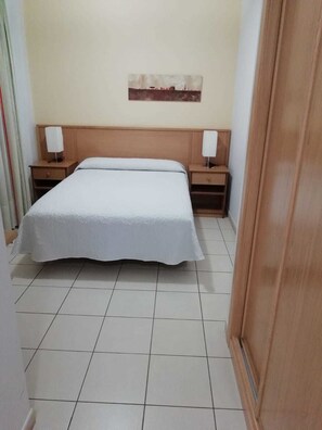 Escritorio, espacio para trabajar con laptop y wifi gratis