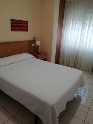 ห้องดับเบิล | โต๊ะทำงาน, พื้นที่ทำงานแบบใช้แล็ปท็อป, Wi-Fi ฟรี, ผ้าปูที่นอน