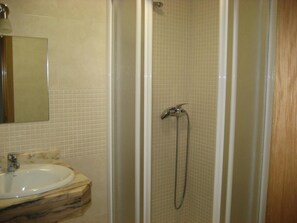 Een douche, gratis toiletartikelen, een haardroger, handdoeken