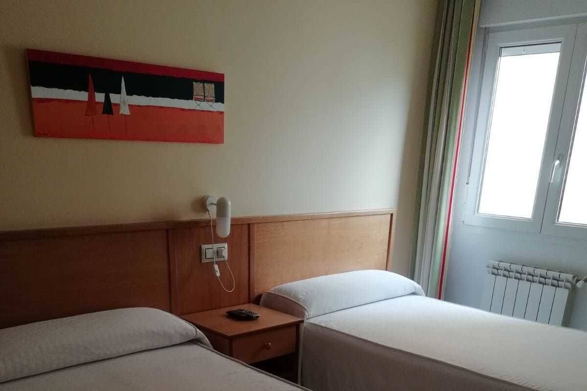 Twin Room | Desk, laptop workspace, free WiFi, bed sheets