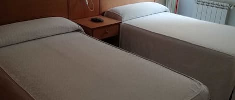 Twin Room | Desk, laptop workspace, free WiFi, bed sheets