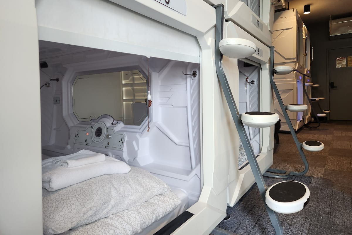 1 Horizontal Single Capsule Bed in Shared Dorm (14 Beds), Mixed Dorm | Seprai antialergi, selimut bulu angsa, dan busa memori