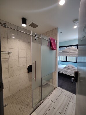 Superior Single Room, Mixed Dorm, Non Smoking, Private Bathroom | Hypo-allergenic bedding, down comforters, memory foam beds - U Street Capsule Hostel (Washington)