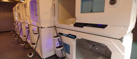 Una hilera de salas de tratamientos de spa, cada una con su propio baño de pies y paneles de control.