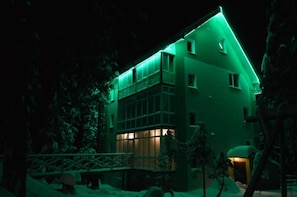 Un immeuble à plusieurs étages, doté d’une architecture moderne, de grandes fenêtres et d’un toit plat.