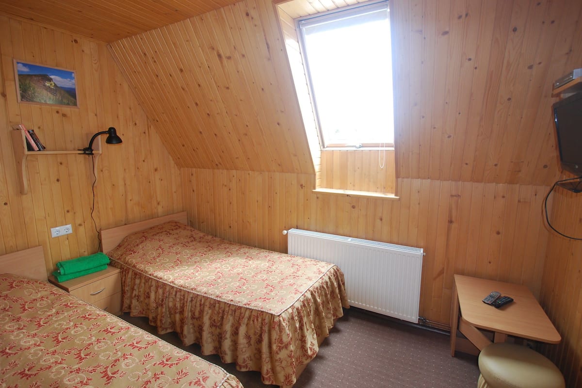 Standaard Twin kamer | Een kluis op de kamer, een bureau, gratis wifi, beddengoed