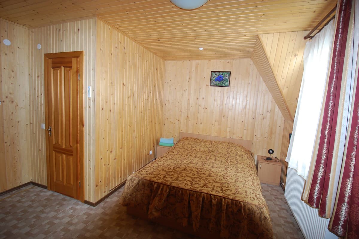 Comfort dubbelrum | Värdeförvaringsskåp på rummet, skrivbord, gratis wi-fi och sängkläder