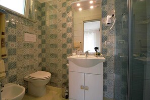 Standard Triple Room, Terrace (Leucosia) | Bathroom