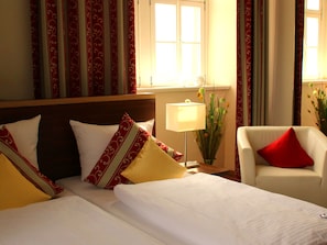 Caja de seguridad en la habitación, escritorio y cortinas blackout