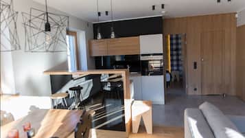 Großer Kühlschrank, Mikrowelle, Ofen, Herdplatte