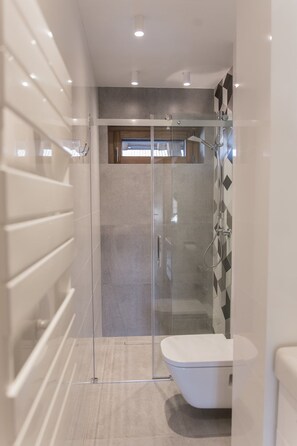 Apartment, Balkon (Olympia) | Badezimmer | Dusche, Haartrockner, Handtücher