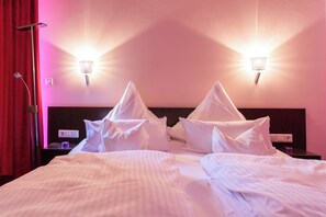 Suite (Abendrot) | Minibar, in-room safe, desk, soundproofing - Mein Schlosshotel (Heusenstamm)