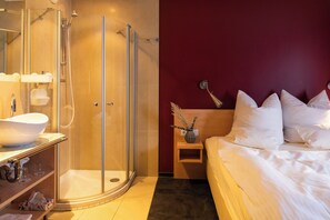 Kamar Double (Stadtzimmer) | Minibar, brankas, meja kerja, dan kedap suara