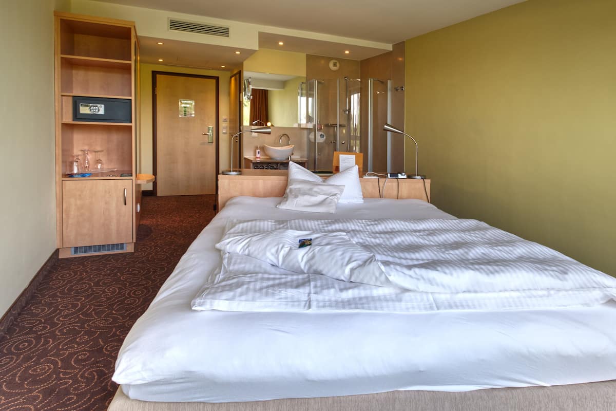 Doppelzimmer (Bachzimmer) | Minibar, Zimmersafe, Schreibtisch, schallisolierte Zimmer
