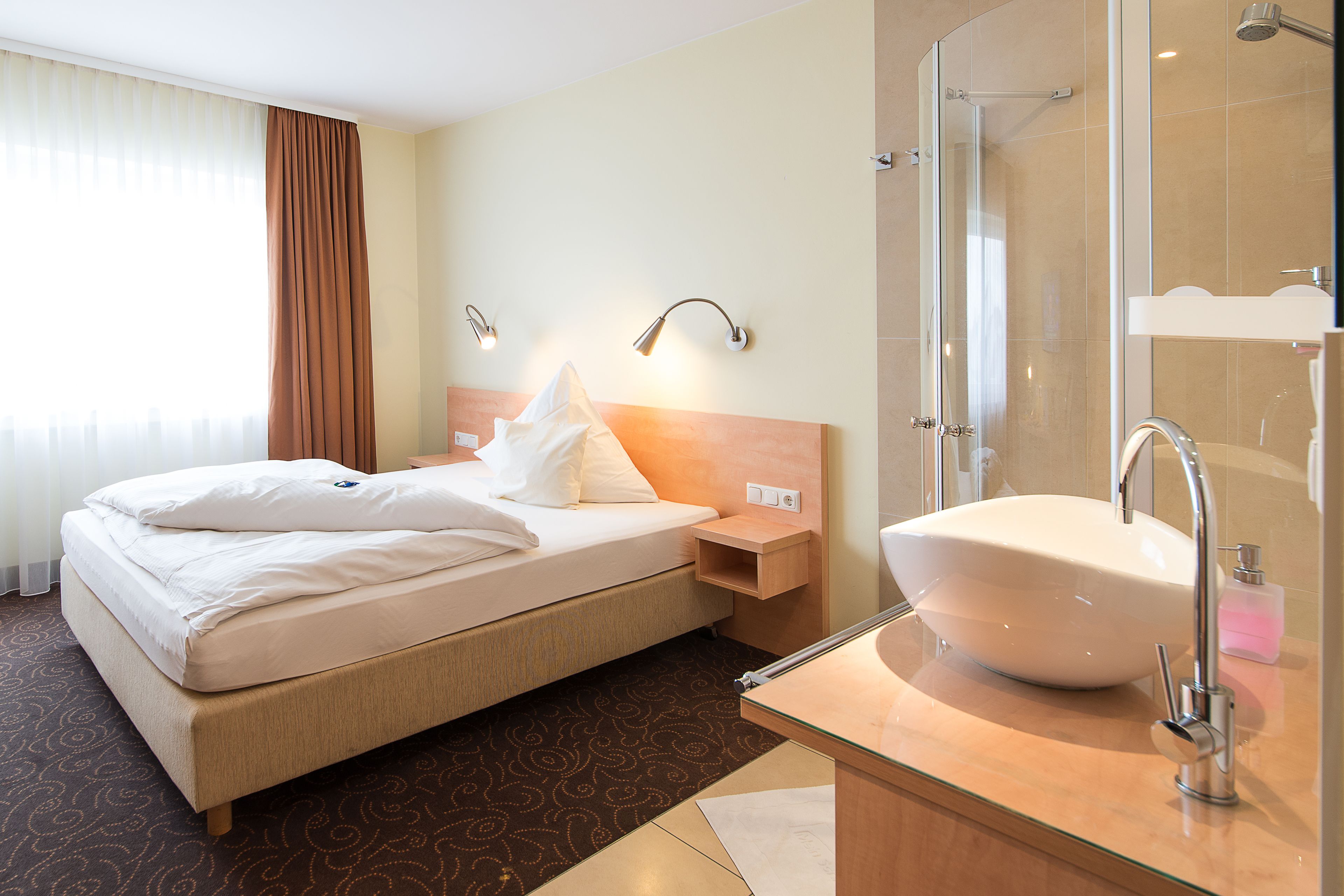 double room (stadtzimmer) | minibar, in-room safe, desk, soundproofing