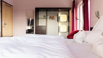 Minibar, caja de seguridad en la habitación y escritorio