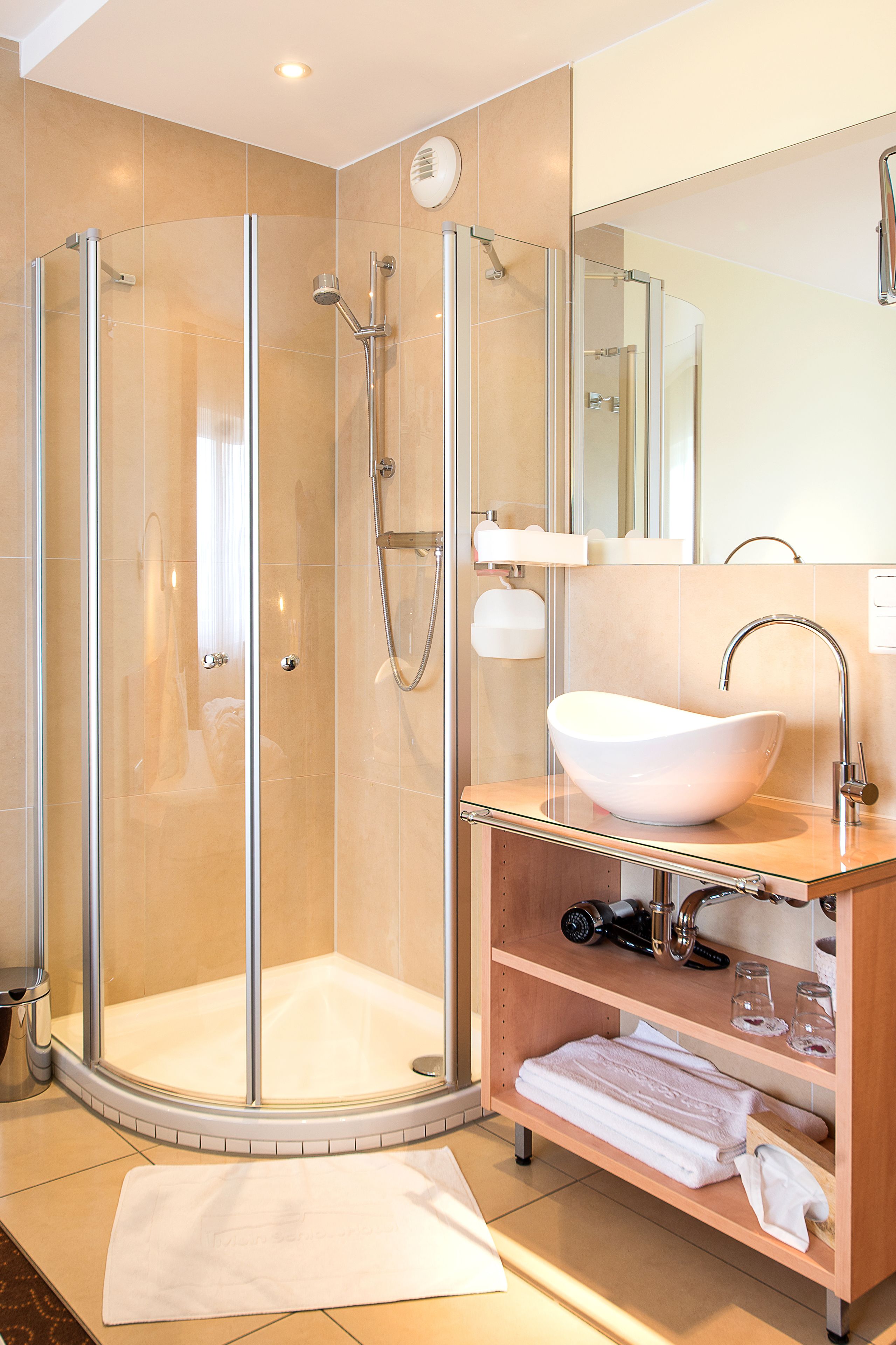 double room (stadtzimmer) | minibar, in-room safe, desk, soundproofing